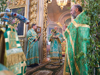 В день Святой Троицы архиепископ Антоний совершил литургию в Ахтырском кафедральном соборе Орла. 23 июня 2013 г.
