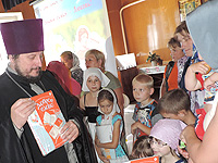 В праздник святых Петра и Февронии в храме Рождества Пресвятой Богородицы поселка Глазуновка прошел праздник многодетных семей. 8 июля 2014 г.