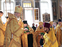 В день памяти равноапостольного князя Владимира архиепископ Орловский и Болховский Антоний совершил литургию в Ахтырском соборе г. Орла. 28 июля 2014 г.