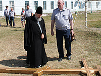 Архиепископ Орловский и Болховский Антоний освятил крест на месте строительства храма свт. Николая Мирликийского на территории исправительной колонии № 5 поселка Нарышкино. 1 августа 2014 г.