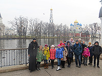 Воспитанники воскресной школы при Свято-Троицком храме Мценска посетили с Николо-Угрешский монастырь Московской области. 9 ноября 2015 г.