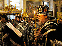Митрополит Орловский и Болховский Антоний совершил богослужения Великой Пятницы и Великой Субботы в Ахтырском кафедральном соборе Орла. 29-30 апреля 2016 г.