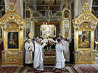 Митрополит Орловский и Болховский Антоний совершил богослужения Великой Пятницы и Великой Субботы в Ахтырском кафедральном соборе Орла. 29-30 апреля 2016 г.