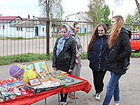 30 апреля 2016 г. акция «Пасхальная весть» также прошла на территории Свято-Троицкого храма г. Мценска. Кроме того, юноши и девушки организовали ярмарку детских поделок; цель мероприятия - сбор средств для оказания помощи семье с больным ребенком