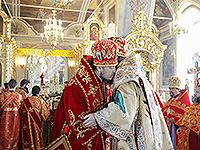 день памяти своих небесных покровителей, Виленских мучеников Антония, Иоанна и Евстафия, митрополит Орловский и Болховский Антоний возглавил литургию в Ахтырском соборе Орла. 2 мая 2016 г.