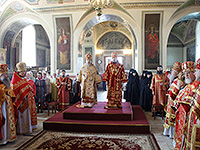 день памяти своих небесных покровителей, Виленских мучеников Антония, Иоанна и Евстафия, митрополит Орловский и Болховский Антоний возглавил литургию в Ахтырском соборе Орла. 2 мая 2016 г.