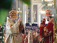день памяти своих небесных покровителей, Виленских мучеников Антония, Иоанна и Евстафия, митрополит Орловский и Болховский Антоний возглавил литургию в Ахтырском соборе Орла. 2 мая 2016 г.