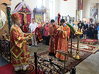 В день Радоницы митрополит Антоний совершил литургию и пасхальное поминовение усопших в Воскресенском храме Орла. 11 мая 2016 г.