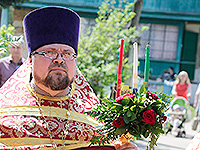В день Радоницы митрополит Антоний совершил литургию и пасхальное поминовение усопших в Воскресенском храме Орла. 11 мая 2016 г.