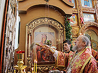 В день Радоницы митрополит Антоний совершил литургию и пасхальное поминовение усопших в Воскресенском храме Орла. 11 мая 2016 г.
