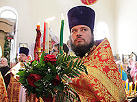 В день Радоницы митрополит Антоний совершил литургию и пасхальное поминовение усопших в Воскресенском храме Орла. 11 мая 2016 г.