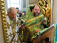 В праздник Святой Троицы (Пятидесятницы) митрополит Орловский и Болховский Антоний совершил Литургию в Ахтырском кафедральном соборе Орла. 19 июня 2016 г.