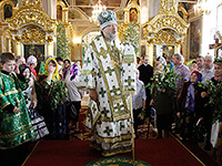 В праздник Святой Троицы (Пятидесятницы) митрополит Орловский и Болховский Антоний совершил Литургию в Ахтырском кафедральном соборе Орла. 19 июня 2016 г.