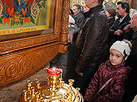 В канун праздника Казанской иконы Божией Матери митрополит Орловский и Болховский Антоний в сослужении епископа Ливенского и Малоархангельского Нектария совершил всенощное бдение в Казанском соборе Свято-Успенского монастыря Орла. 3 ноября 2016 г.