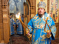 В канун праздника Казанской иконы Божией Матери митрополит Орловский и Болховский Антоний в сослужении епископа Ливенского и Малоархангельского Нектария совершил всенощное бдение в Казанском соборе Свято-Успенского монастыря Орла. 3 ноября 2016 г.