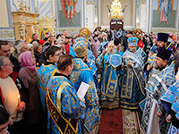 В день празднования Казанской иконе Божией Матери митрополит Орловский и Болховский Антоний совершил в сослужении епископа Ливенского и Малоархангельского Нектария Чин Великого освящения храма Смоленской иконы Божией Матери в Орле и Божественную литургию в новоосвященном храме. 4 ноября 2016 г.