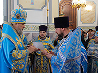 В день празднования Казанской иконе Божией Матери митрополит Орловский и Болховский Антоний совершил в сослужении епископа Ливенского и Малоархангельского Нектария Чин Великого освящения храма Смоленской иконы Божией Матери в Орле и Божественную литургию в новоосвященном храме. 4 ноября 2016 г.