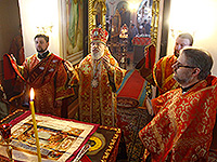 Высокопреосвященнейший митрополит Орловский и Болховский Антоний возглавил Божественную литургию в Никольском храме с. Старцево-Лепёшкино Орловского района. 20 мая 2017 г.