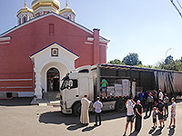 В Орёл из Москвы прибыл второй груз продуктовой гуманитарной помощи в рамках совместного проекта отдела церковной благотворительности и социального служения Орловской епархии, продовольственного фонда «Русь» и Благотворительного фонда «София». Более 7,2 тонн продуктов питания будут розданы нуждающимся категориям населения. 2 августа 2017 г.