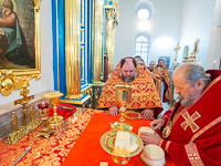 В праздник Собора Архистратига Михаила и прочих Небесных Сил бесплотных митрополит Орловский и Болховский Антоний совершил литургию в Успенском (Михаило-Архангельском) храме Орла. 21 ноября 2017 г.