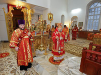 В праздник Собора Архистратига Михаила и прочих Небесных Сил бесплотных митрополит Орловский и Болховский Антоний совершил литургию в Успенском (Михаило-Архангельском) храме Орла. 21 ноября 2017 г.