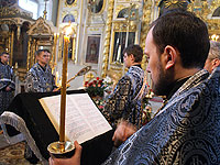 Архиепископ Пантелеимон совершил вечерню Великой пятницы и утреню Великой субботы в Ахтырском кафедральном соборе. 2 апреля 2010 г.