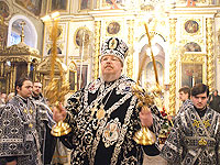 Архиепископ Пантелеимон совершил вечерню Великой пятницы и утреню Великой субботы в Ахтырском кафедральном соборе. 2 апреля 2010 г.