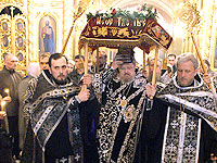 Архиепископ Пантелеимон совершил вечерню Великой пятницы и утреню Великой субботы в Ахтырском кафедральном соборе. 2 апреля 2010 г.