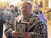Архиепископ Пантелеимон совершил вечерню Великой пятницы и утреню Великой субботы в Ахтырском кафедральном соборе. 2 апреля 2010 г.