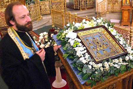 Сотни тысяч человек уже поклонились Курской Коренной иконе