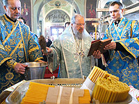 В праздник Сретения Господня архиепископ Антоний совершил Божественную литургию в Ахтырском кафедральном соборе. 15 февраля 2012 г.
