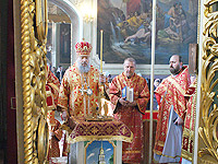 В День Победы архиепископ Антоний совершил литургию и поминовение воинов в Ахтырском кафедральном соборе. 9 мая 2012 г.