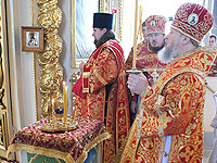 В День Победы архиепископ Антоний совершил литургию и поминовение воинов в Ахтырском кафедральном соборе. 9 мая 2012 г.