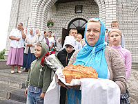 В Неделю 7-ю по Пасхе Высокопреосвященнейший архиепископ Орловский и Ливенский Антоний совершил Божественную литургию в Свято-Никольском храме п. Хотынец. 16 июня 2013 г.