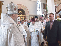 В Неделю 7-ю по Пасхе Высокопреосвященнейший архиепископ Орловский и Ливенский Антоний совершил Божественную литургию в Свято-Никольском храме п. Хотынец. 16 июня 2013 г.