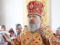 В Неделю 1-ю по Пятидесятнице, Всех святых, архиепископ Орловский и Ливенский Антоний совершил Божественную литургию в Богоявленском храме п. Залегощь. 15 июня 2014 г.