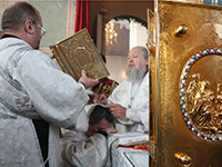 В праздник Обрезания Господня и святителя Василия Великого  митрополит Орловский и Болховский Антоний совершил литургию в Казанском храме Свято-Успенского мужского монастыря г. Орла. 14 января 2015 г.