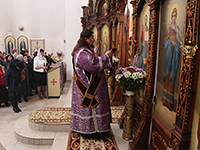 В праздник обретения мощей блж. Матроны Московской митрополит Орловский и Болховский Антоний и епископ Ливенский и Малоархангельский Нектарий совершили литургию в храме святой блаженной Матроны Московской г. Орла. 7 марта 2015 г.