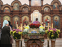 В праздник обретения мощей блж. Матроны Московской митрополит Орловский и Болховский Антоний и епископ Ливенский и Малоархангельский Нектарий совершили литургию в храме святой блаженной Матроны Московской г. Орла. 7 марта 2015 г.