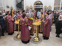 В праздник обретения мощей блж. Матроны Московской митрополит Орловский и Болховский Антоний и епископ Ливенский и Малоархангельский Нектарий совершили литургию в храме святой блаженной Матроны Московской г. Орла. 7 марта 2015 г.