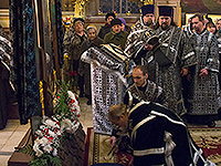 В Неделю 2-ю Великого поста митрополит Орловский и Болховский Антоний совершил вечернее богослужение с чином Пассии в Ахтырском кафедральном соборе г. Орла. 8 марта 2015 г.
