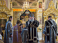 Митрополит Орловский и Болховский Антоний совершил богослужения Великой Пятницы и Великой Субботы в Ахтырском кафедральном соборе Орла. 10-11 апреля 2015 г.
