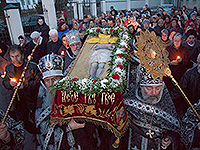 Митрополит Орловский и Болховский Антоний совершил богослужения Великой Пятницы и Великой Субботы в Ахтырском кафедральном соборе Орла. 10-11 апреля 2015 г.