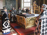 Митрополит Орловский и Болховский Антоний совершил богослужения Великой Пятницы и Великой Субботы в Ахтырском кафедральном соборе Орла. 10-11 апреля 2015 г.