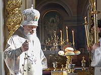 Митрополит Орловский и Болховский Антоний совершил богослужения Великой Пятницы и Великой Субботы в Ахтырском кафедральном соборе Орла. 10-11 апреля 2015 г.