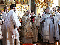 Митрополит Орловский и Болховский Антоний совершил богослужения Великой Пятницы и Великой Субботы в Ахтырском кафедральном соборе Орла. 10-11 апреля 2015 г.