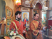В день Радоницы митрополит Орловский и Болховский Антоний совершил Божественную литургию и пасхальное поминовение усопших в Воскресенском храме г. Орла. 21 апреля 2015 г.