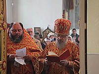 В день Радоницы митрополит Орловский и Болховский Антоний совершил Божественную литургию и пасхальное поминовение усопших в Воскресенском храме г. Орла. 21 апреля 2015 г.