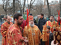 В день Радоницы митрополит Орловский и Болховский Антоний совершил Божественную литургию и пасхальное поминовение усопших в Воскресенском храме г. Орла. 21 апреля 2015 г.