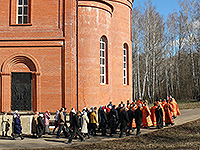 Митрополит Орловский и Болховский Антоний совершил чин великого освящения Воскресенского храма мужского монастыря святого Кукши Мценского района и Божественную литургию в новоосвященном храме. 19 апреля 2015 г.